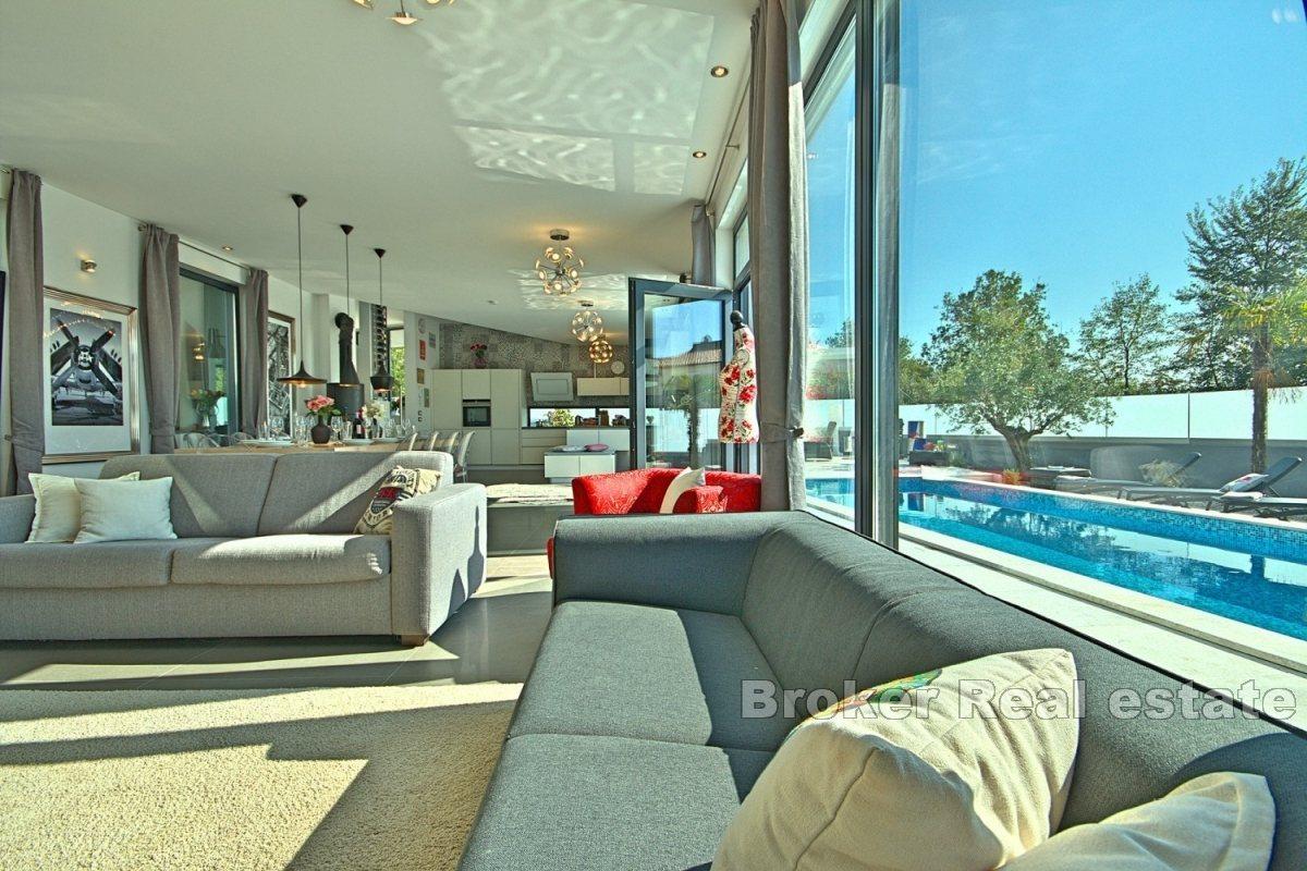 Dvoupatrová moderní vila v blízkosti Poreče