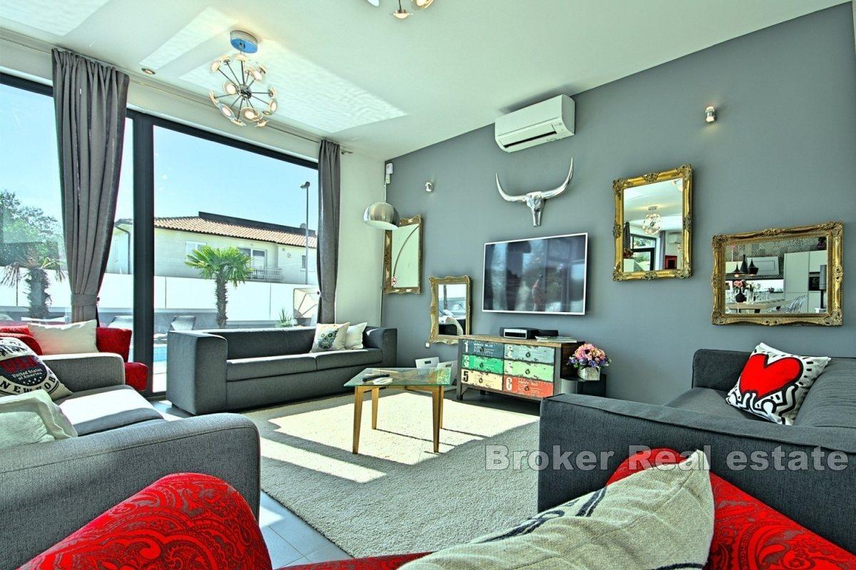 Dvoupatrová moderní vila v blízkosti Poreče