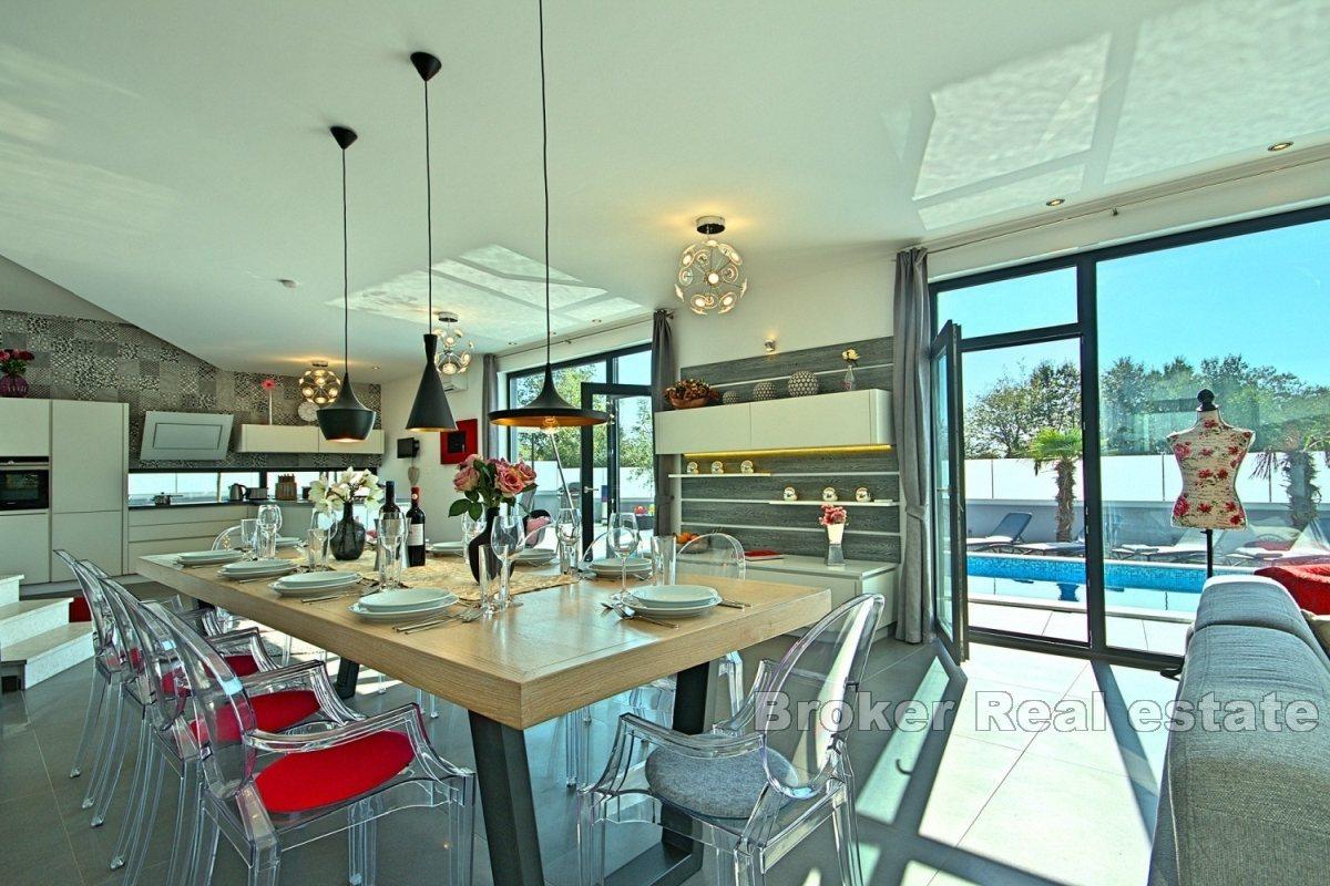 Dvoupatrová moderní vila v blízkosti Poreče