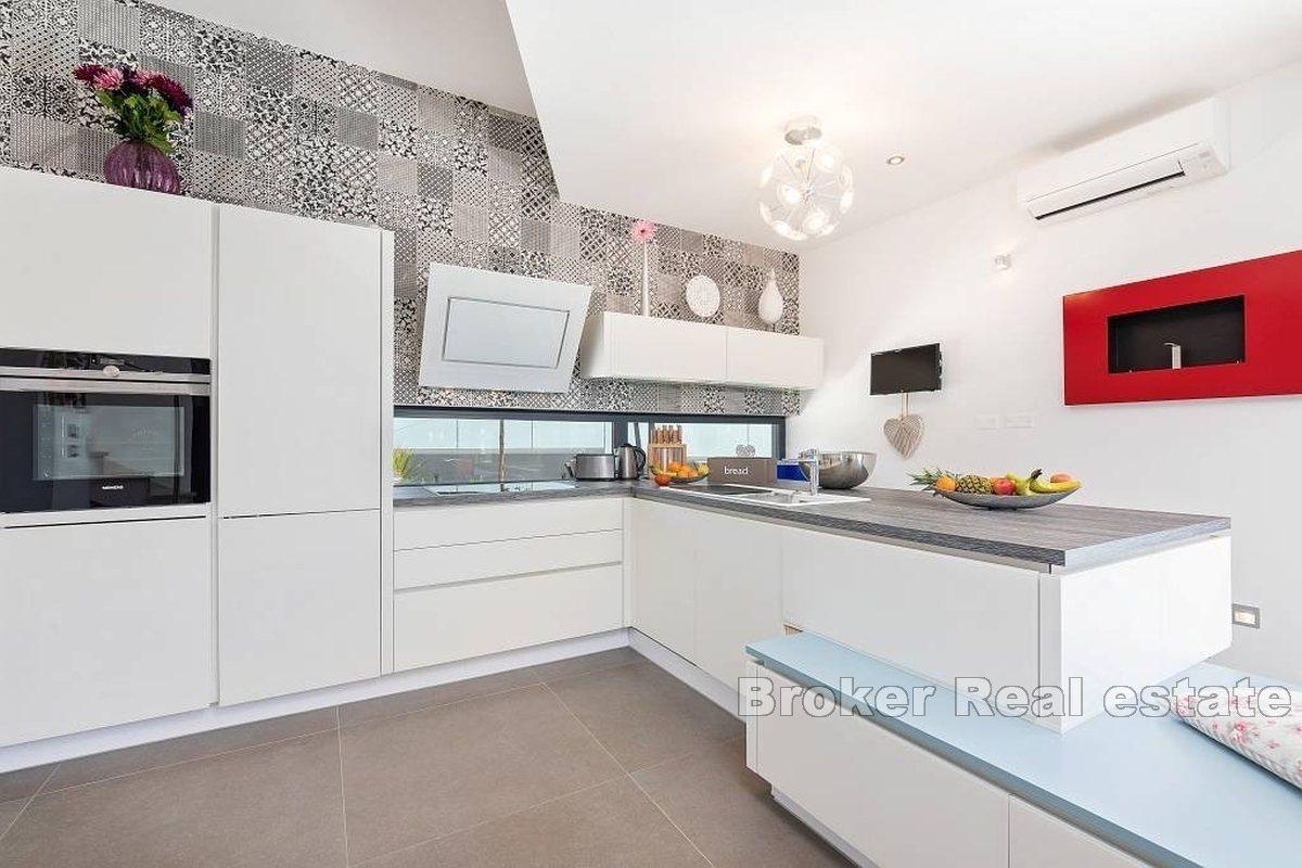 Dvoupatrová moderní vila v blízkosti Poreče