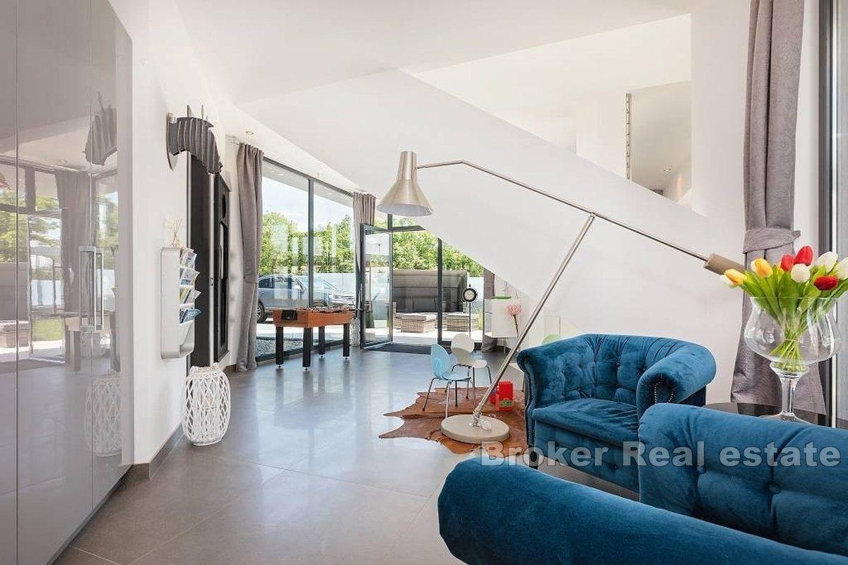 Dvoupatrová moderní vila v blízkosti Poreče