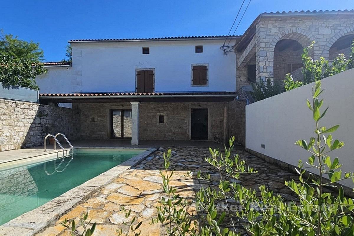 Maison avec piscine et terrain