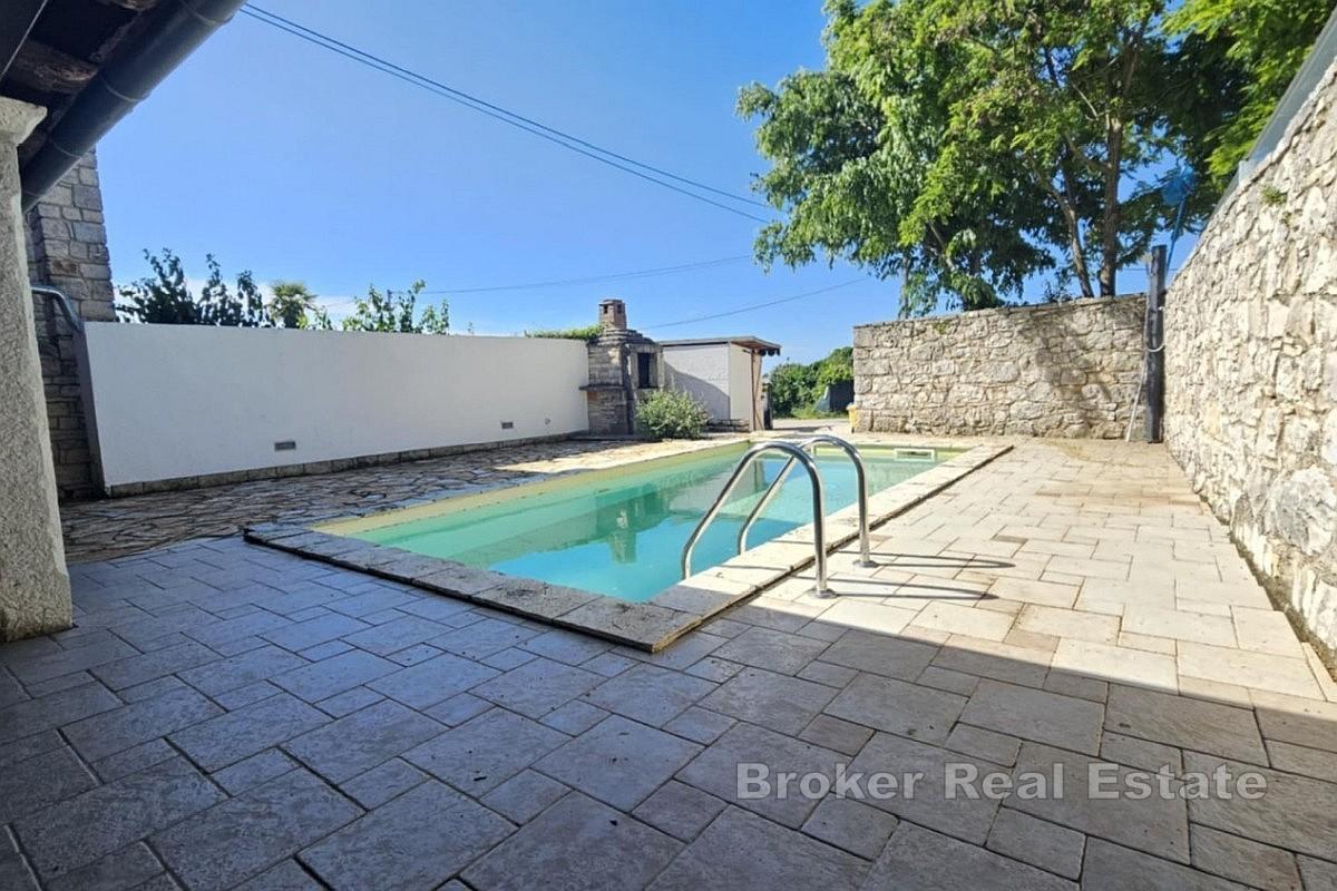 Maison avec piscine et terrain