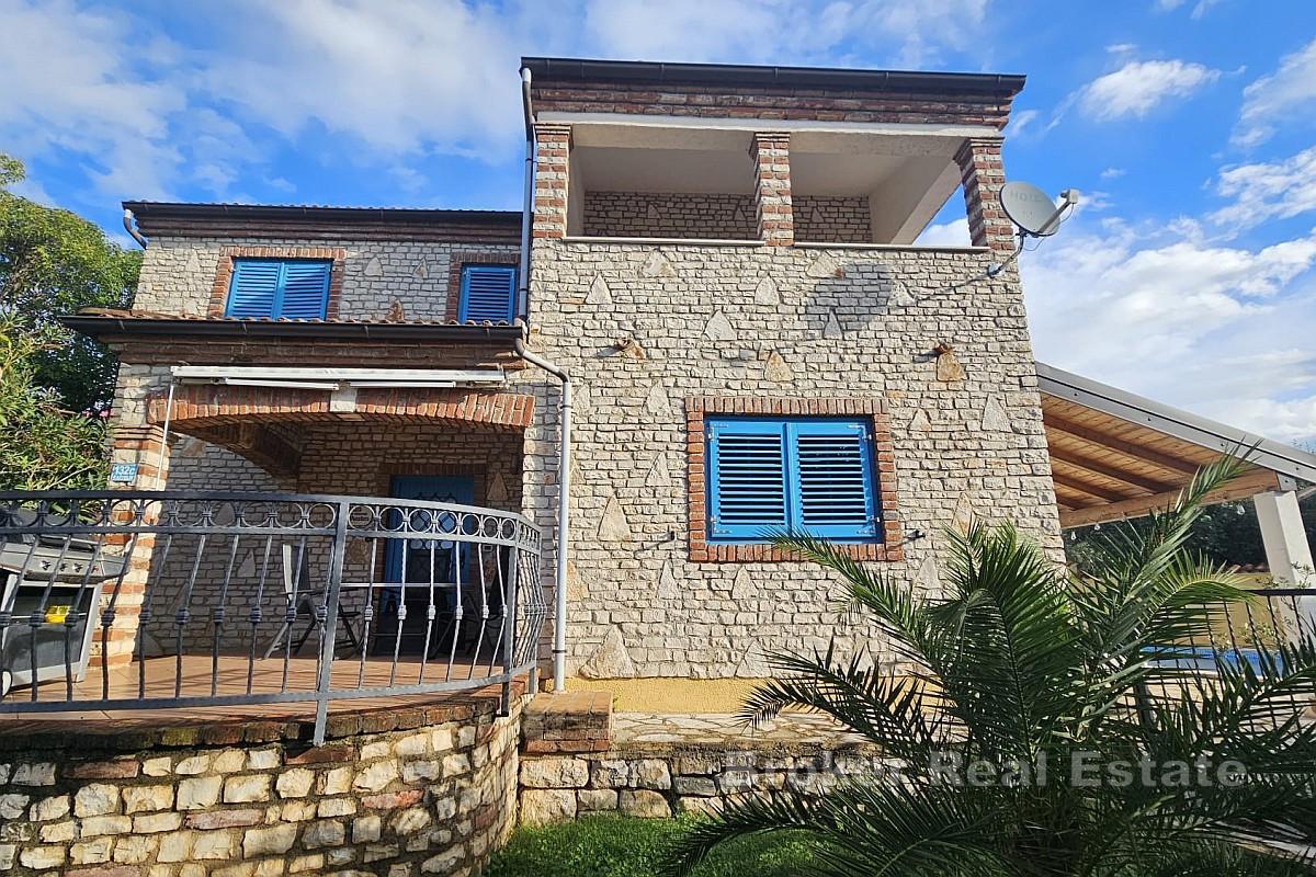 Casa con piscina e loggia in posizione tranquilla