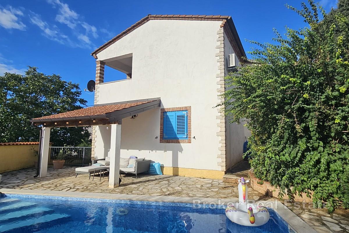 Casa con piscina e loggia in posizione tranquilla