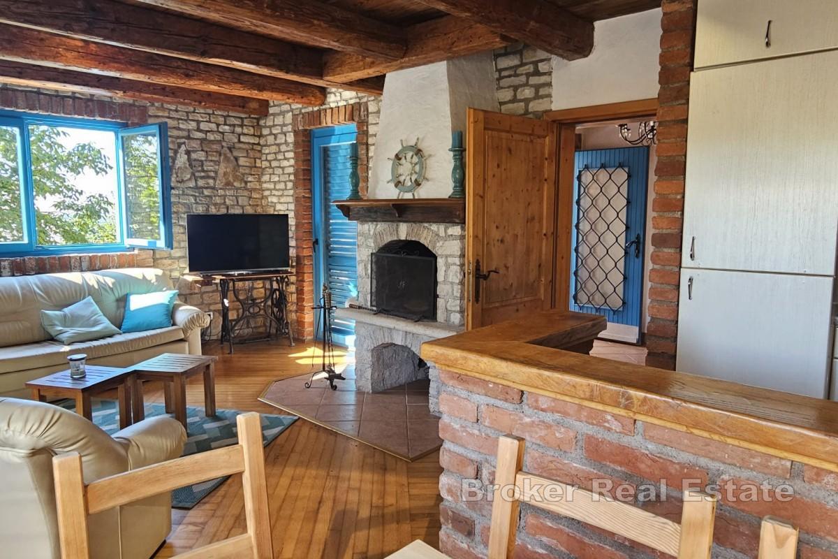 Casa con piscina e loggia in posizione tranquilla