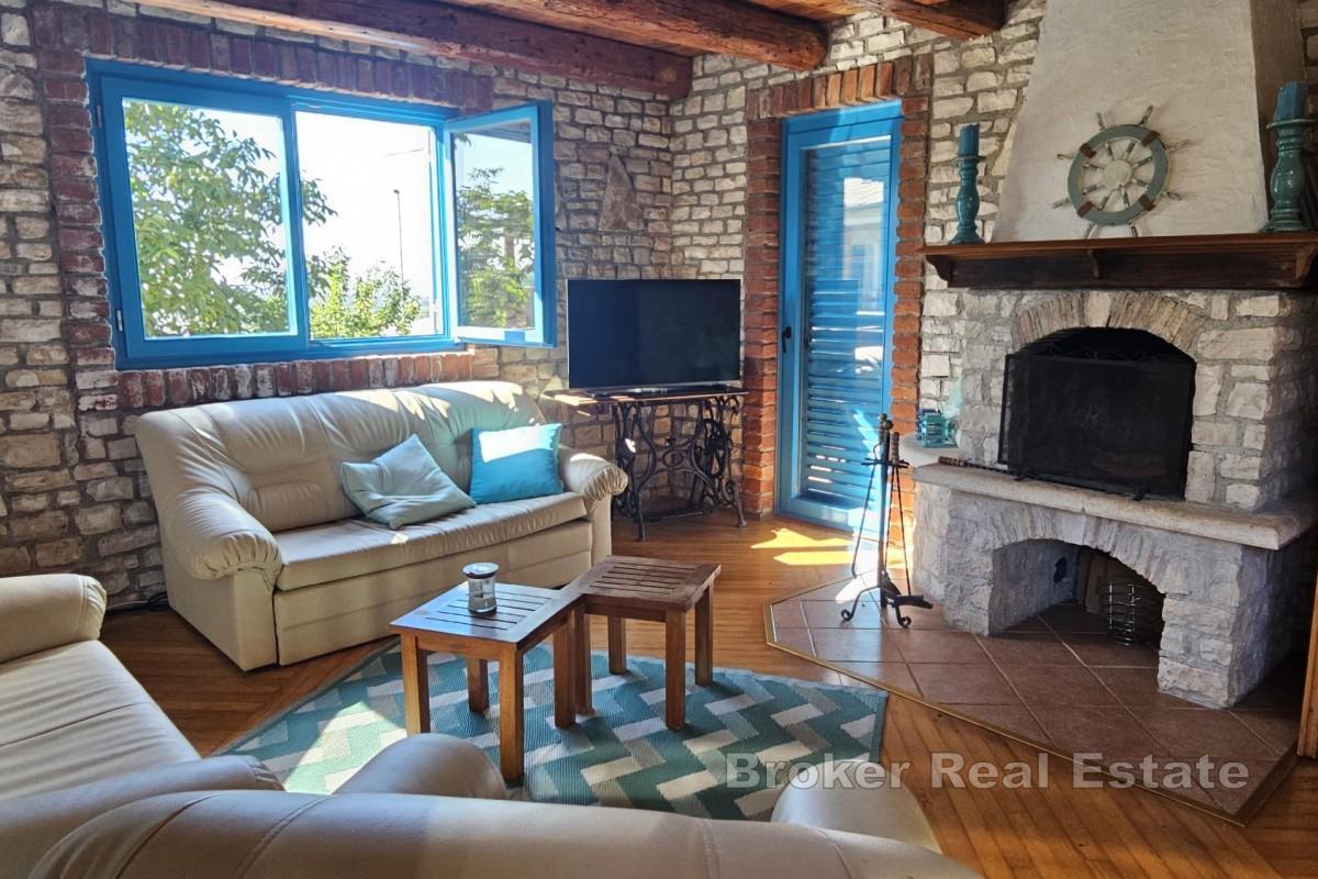 Casa con piscina e loggia in posizione tranquilla