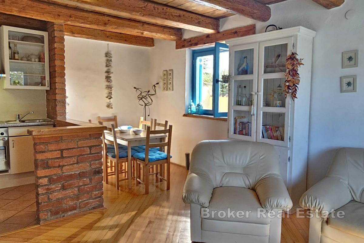 Casa con piscina e loggia in posizione tranquilla