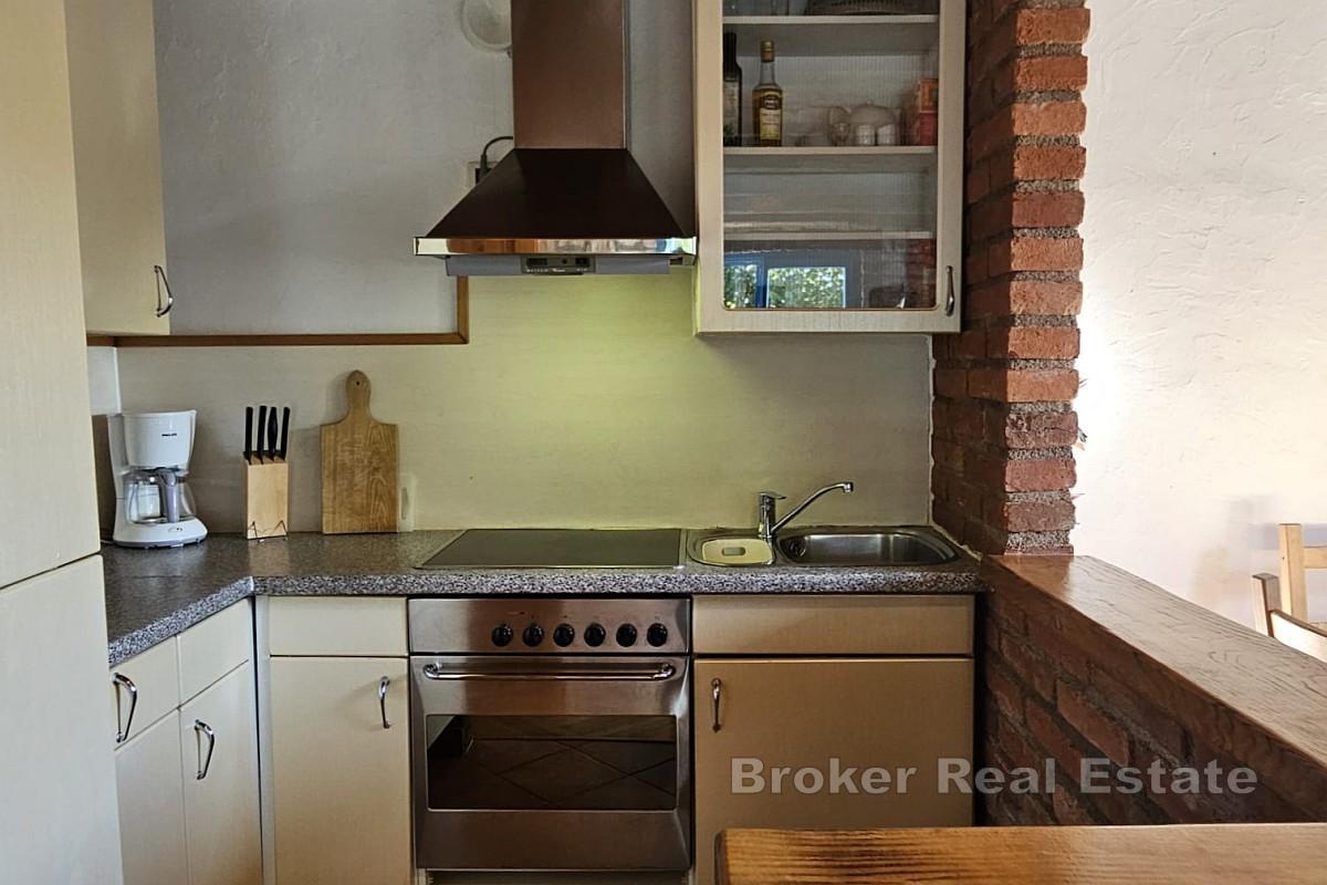 Casa con piscina e loggia in posizione tranquilla