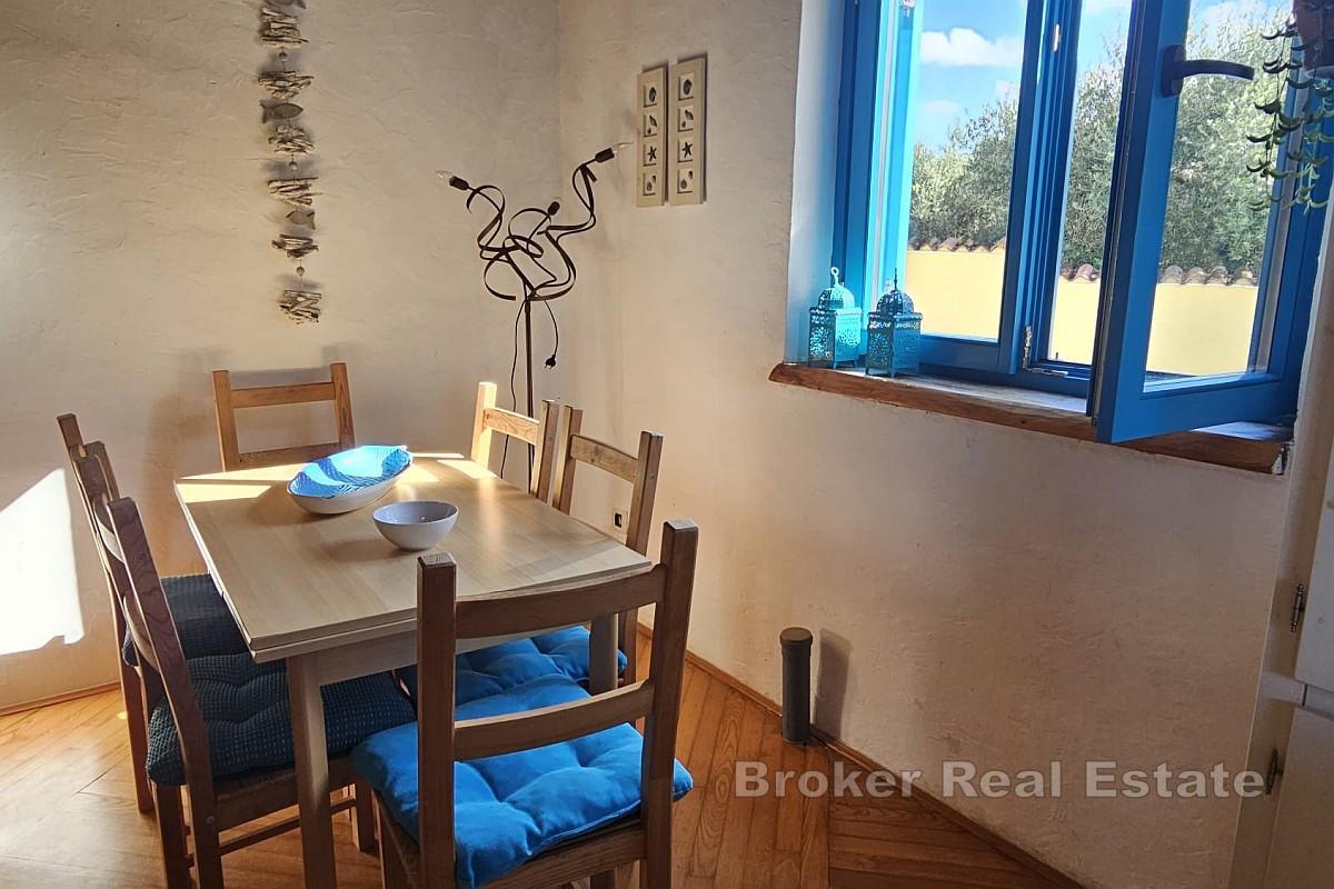 Casa con piscina e loggia in posizione tranquilla