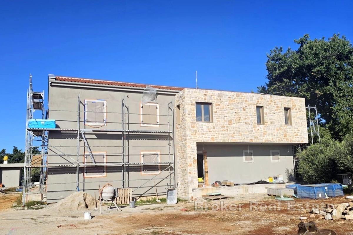 Luxusní vila s bazénem a prostorným pozemkem