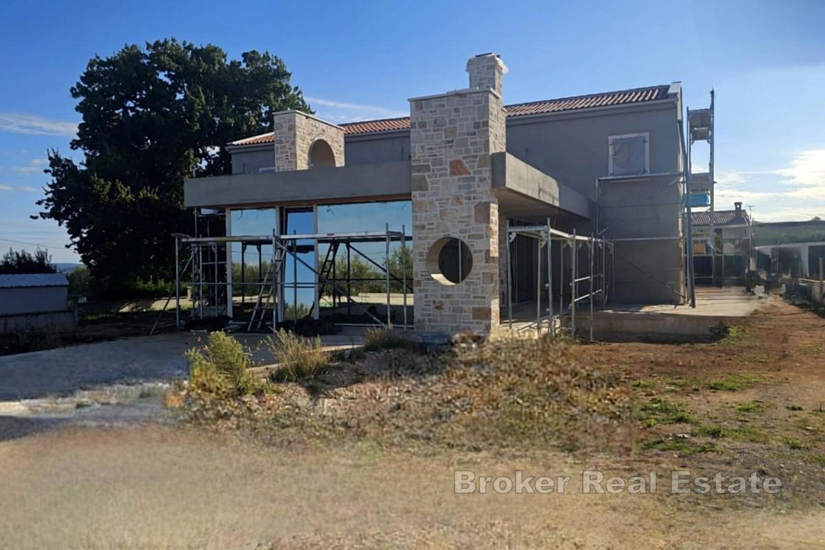 Luxusní vila s bazénem a prostorným pozemkem