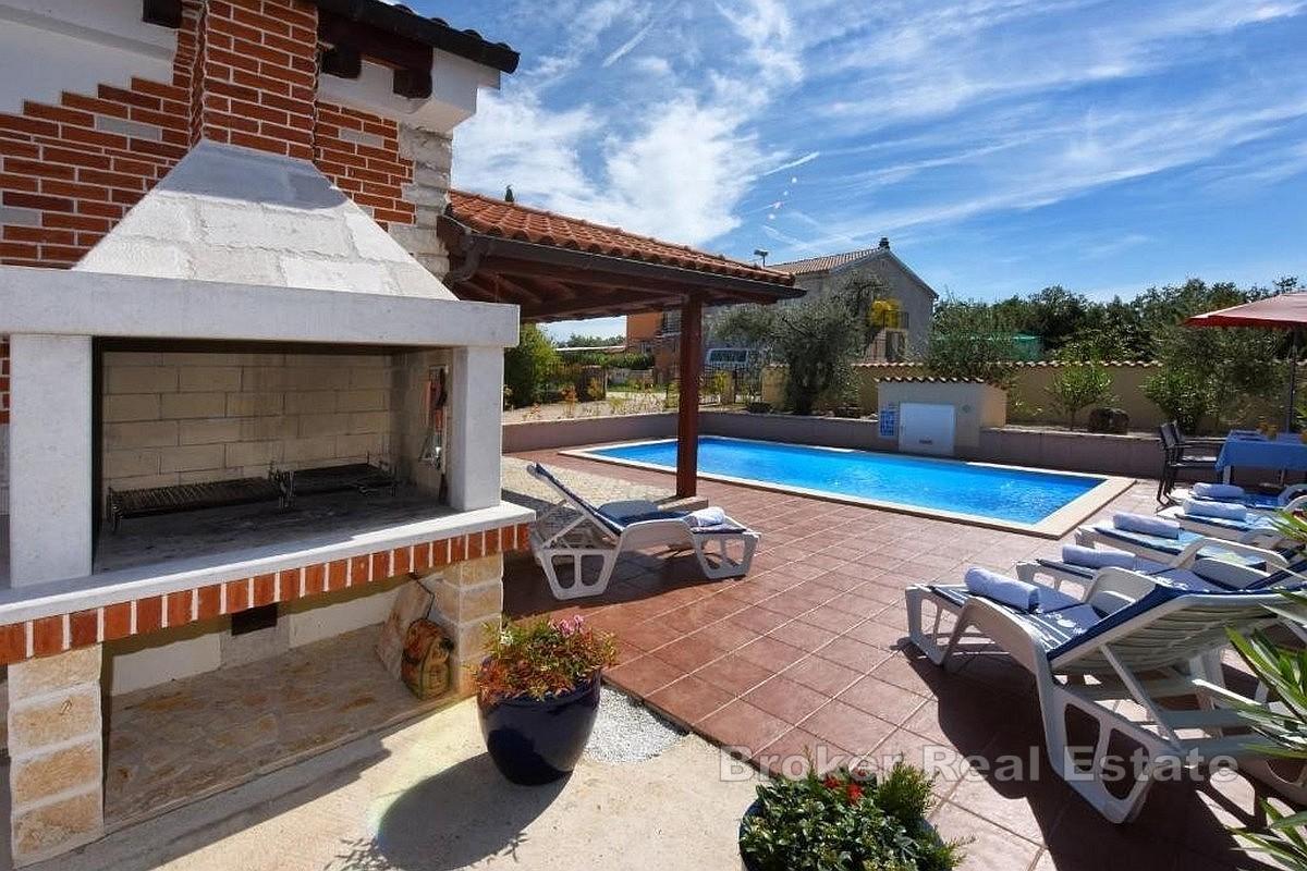 Dom s bazénom v tichom prostredí