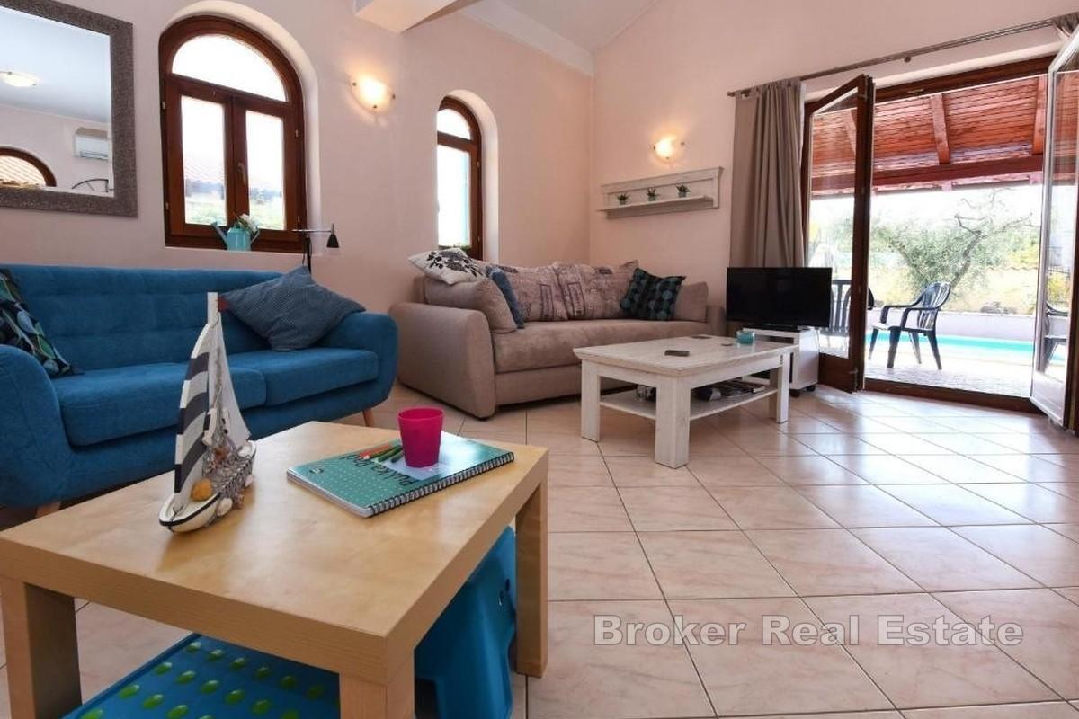 Dom s bazénom v tichom prostredí