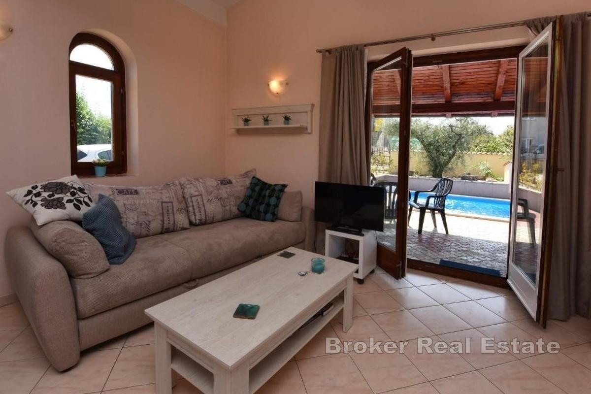 Dom s bazénom v tichom prostredí