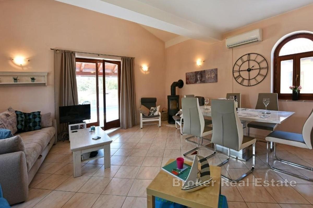 Dom s bazénom v tichom prostredí