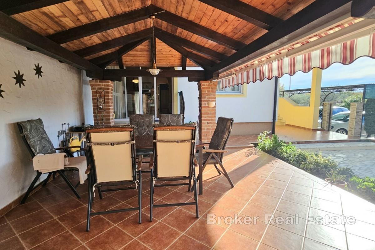 Dom w zabudowie bliźniaczej z widokiem na morze w spokojnej okolicy