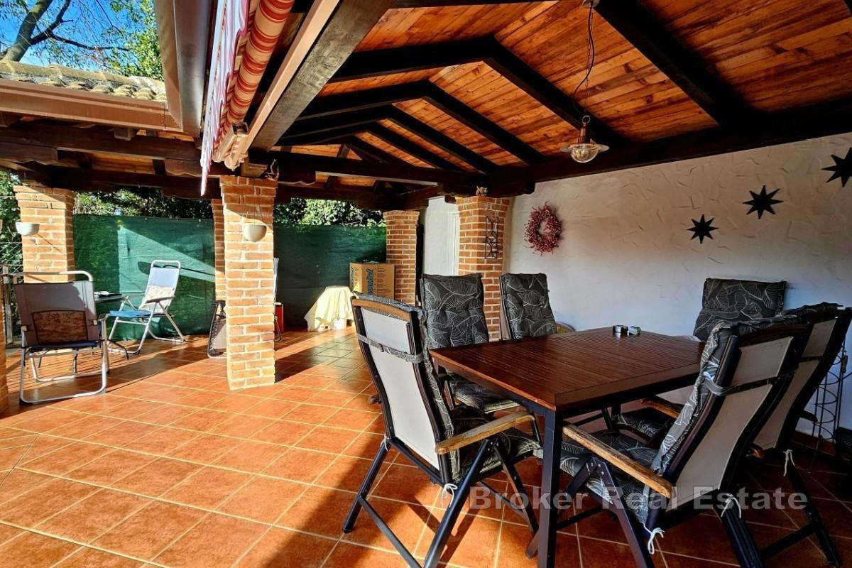 Dom w zabudowie bliźniaczej z widokiem na morze w spokojnej okolicy