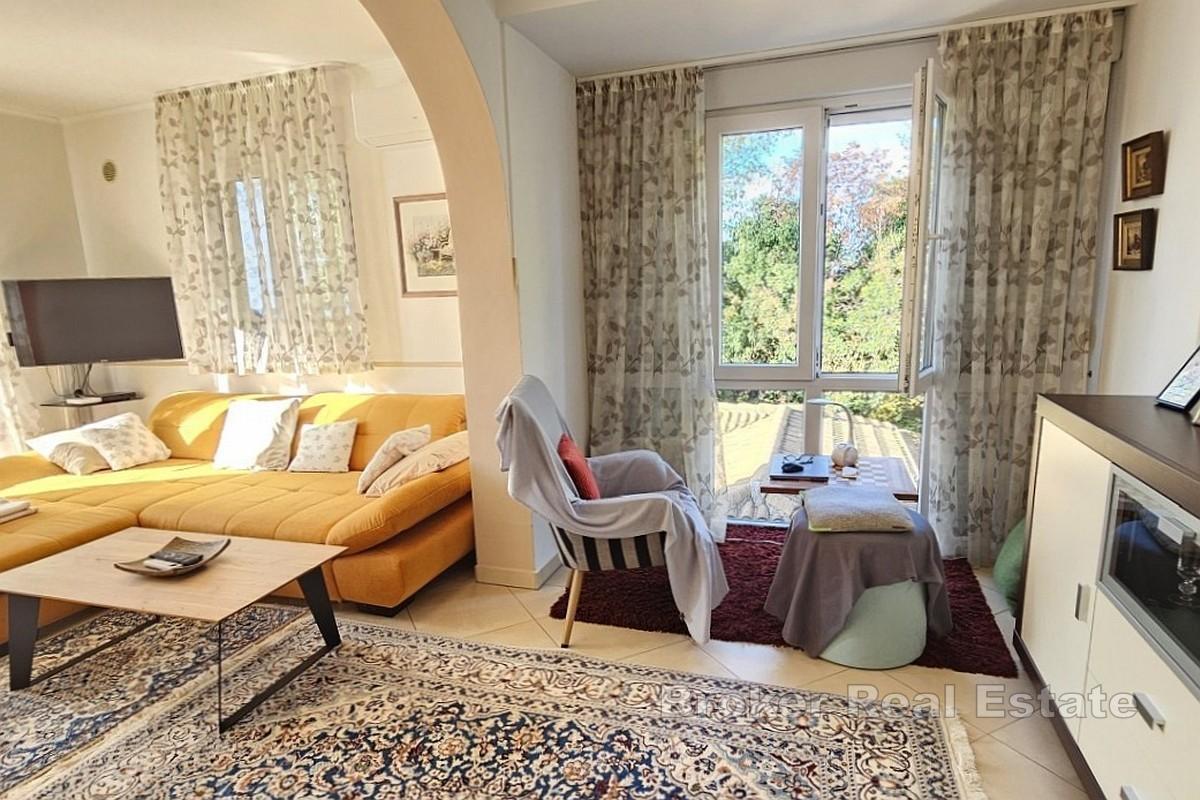 Dom w zabudowie bliźniaczej z widokiem na morze w spokojnej okolicy