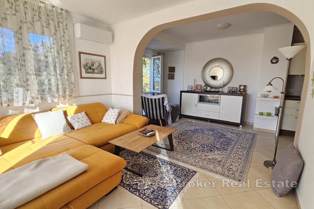 Dom w zabudowie bliźniaczej z widokiem na morze w spokojnej okolicy