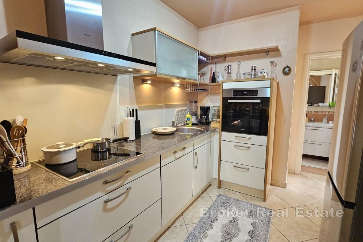 Dom w zabudowie bliźniaczej z widokiem na morze w spokojnej okolicy