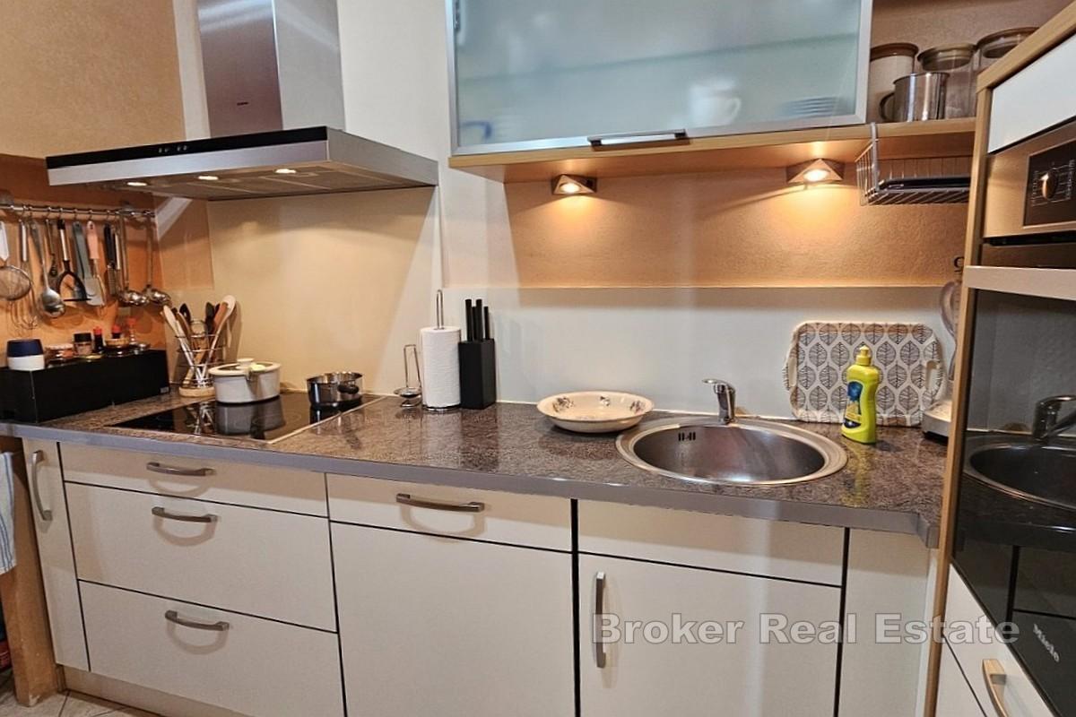 Dom w zabudowie bliźniaczej z widokiem na morze w spokojnej okolicy