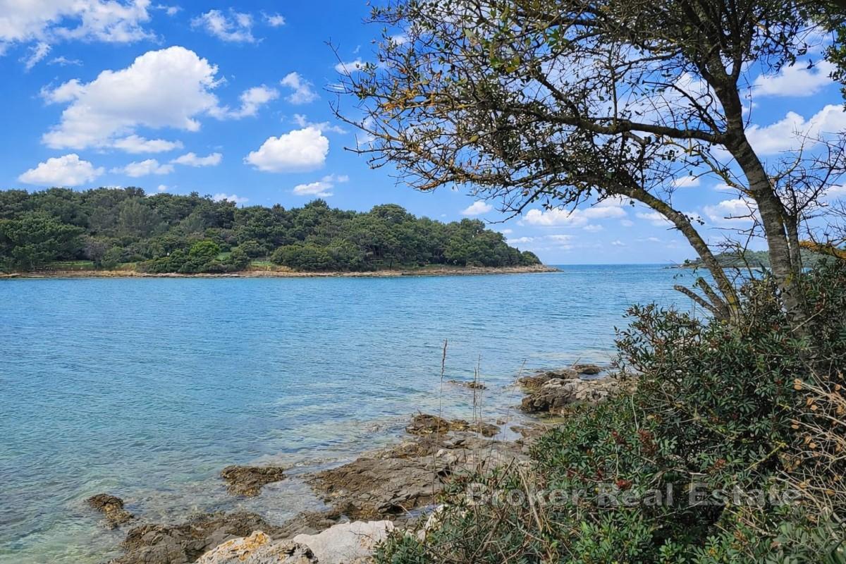 Hus med tomt i första raden mot havet