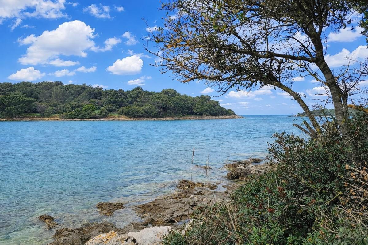 Hus med tomt i första raden mot havet
