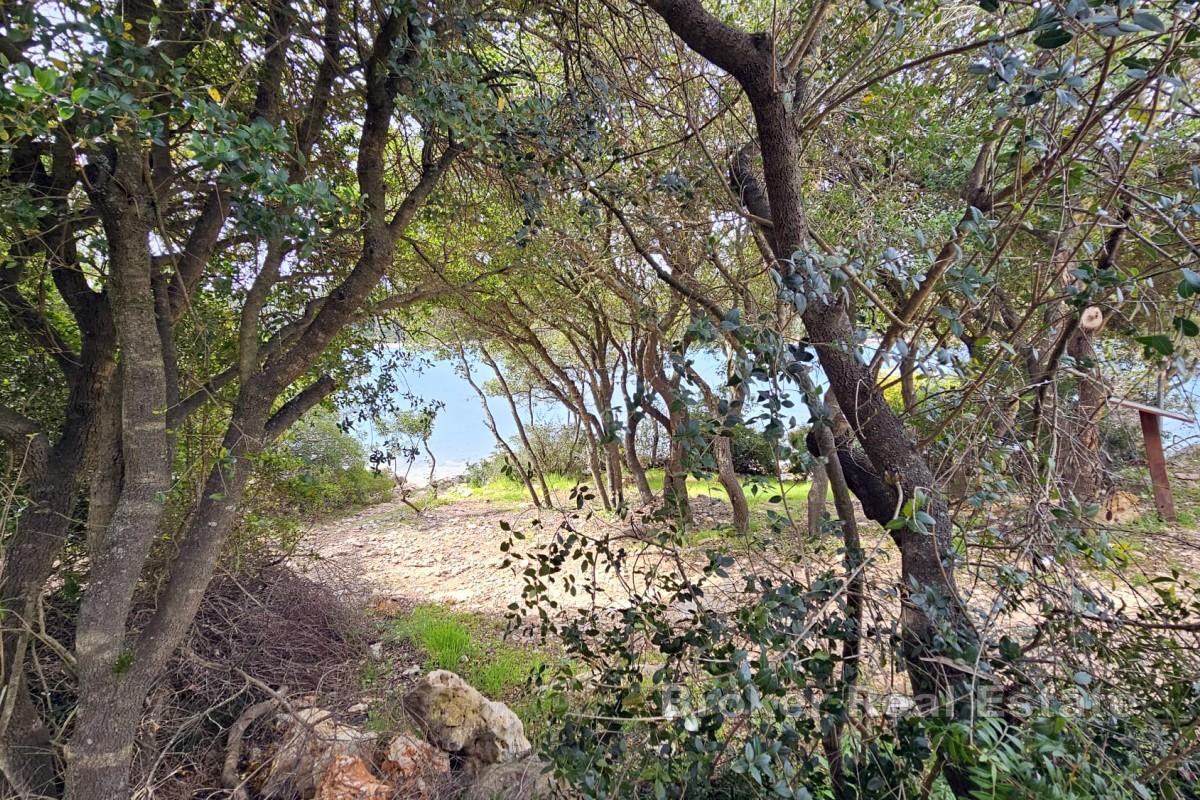 Hus med tomt i första raden mot havet