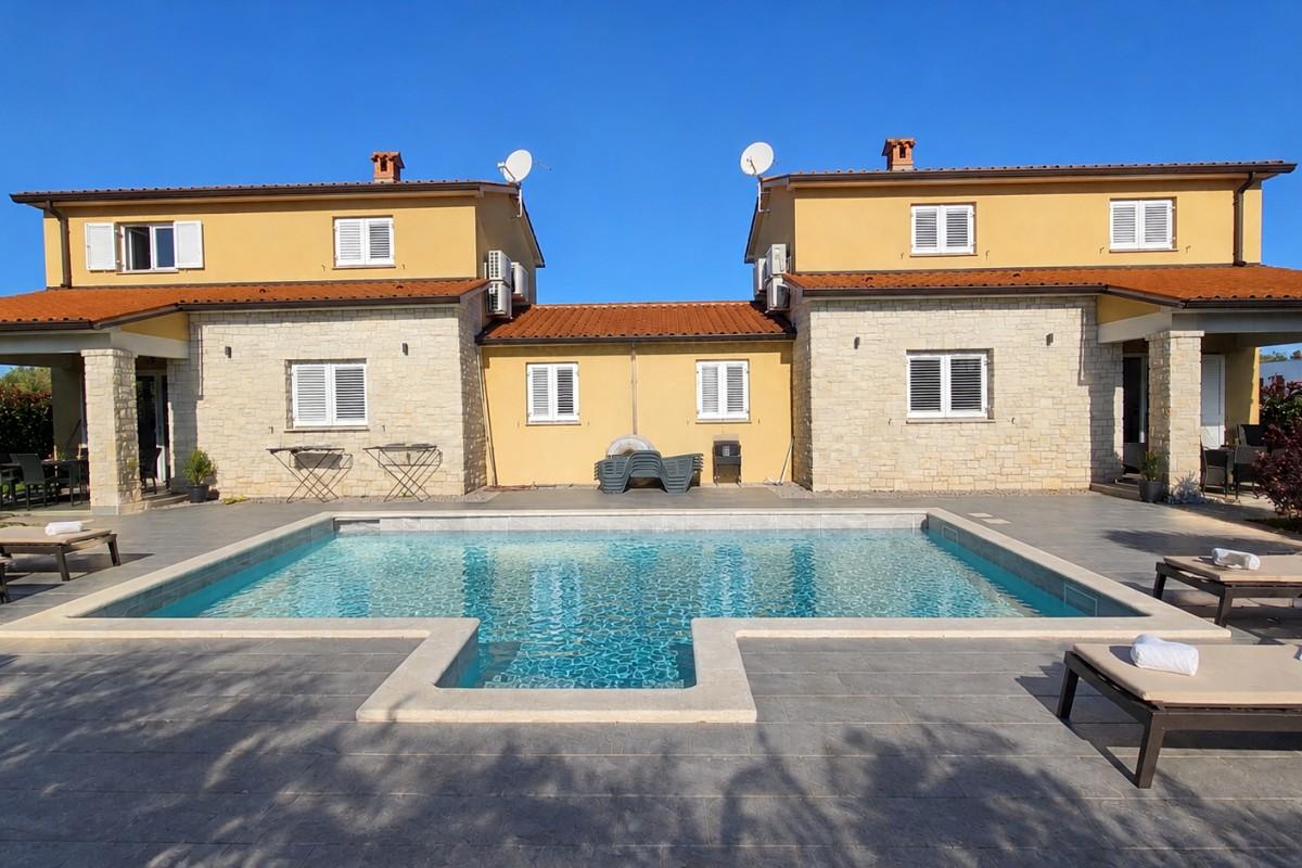 Hus med två bostäder och pool