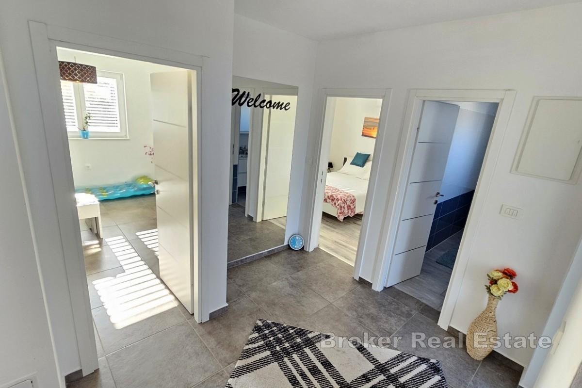 Casa bifamiliare con piscina