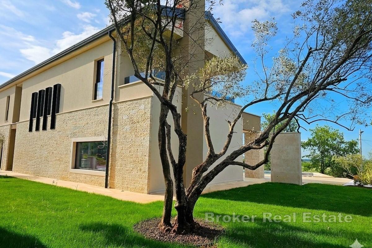 Moderne Villa mit Pool und Meerblick