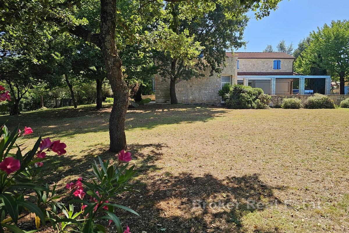 Villa con piscina immersa nel verde vicino a Parenzo