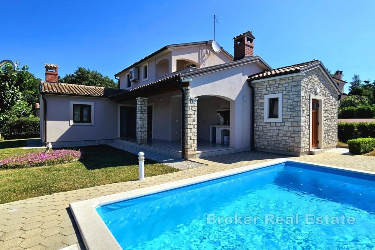 Casa con piscina e giardino paesaggistico