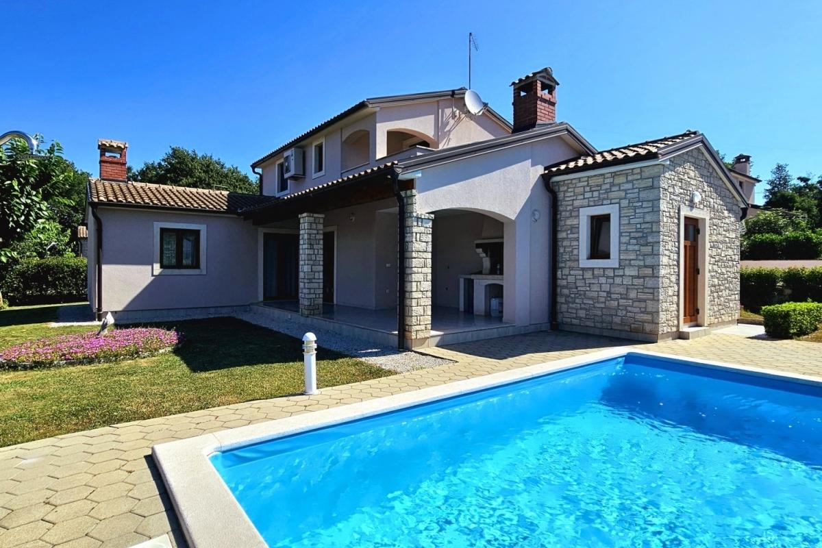 Casa con piscina e giardino paesaggistico