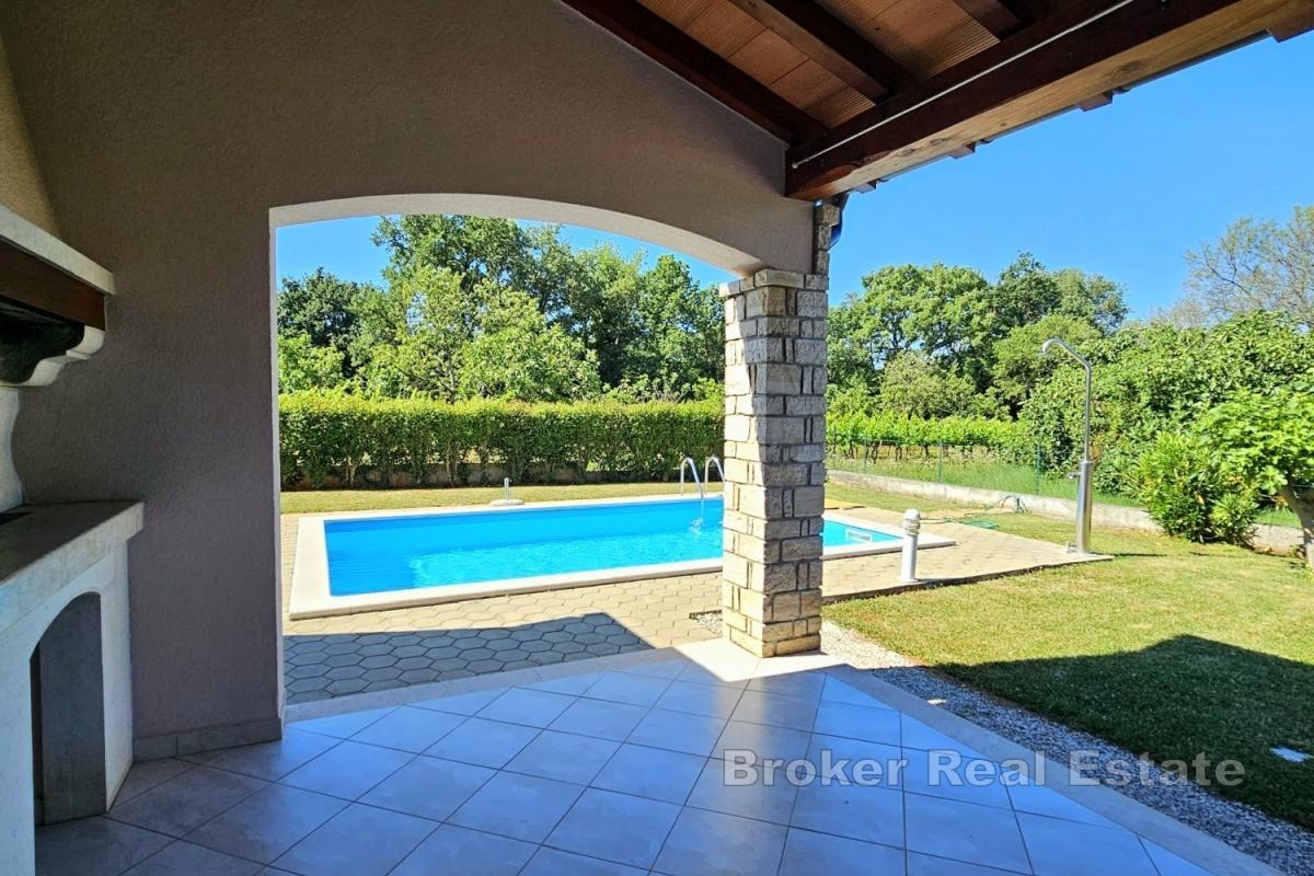 Casa con piscina e giardino paesaggistico