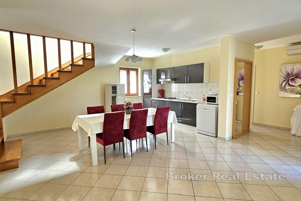 Casa con piscina e giardino paesaggistico
