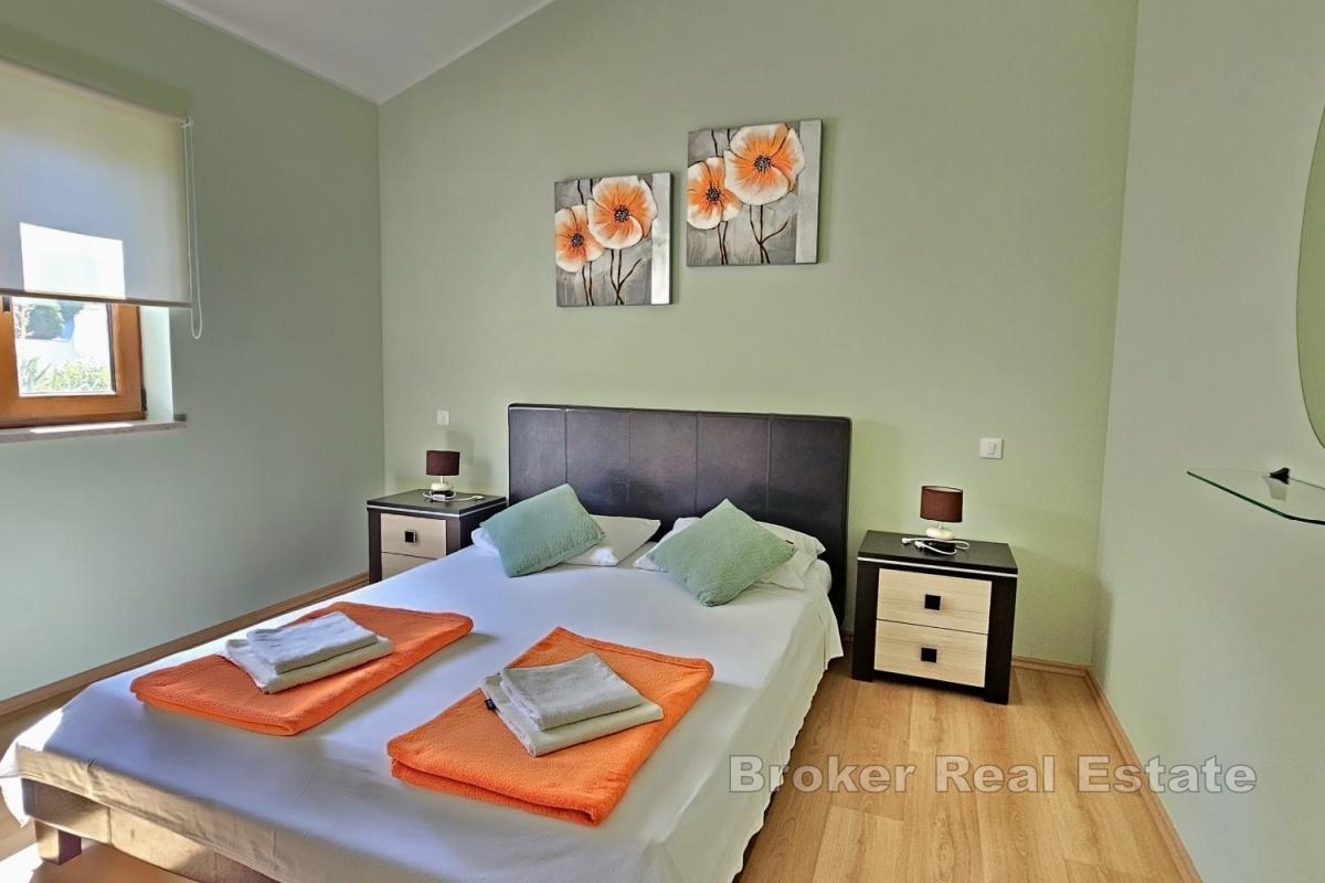 Casa con piscina e giardino paesaggistico