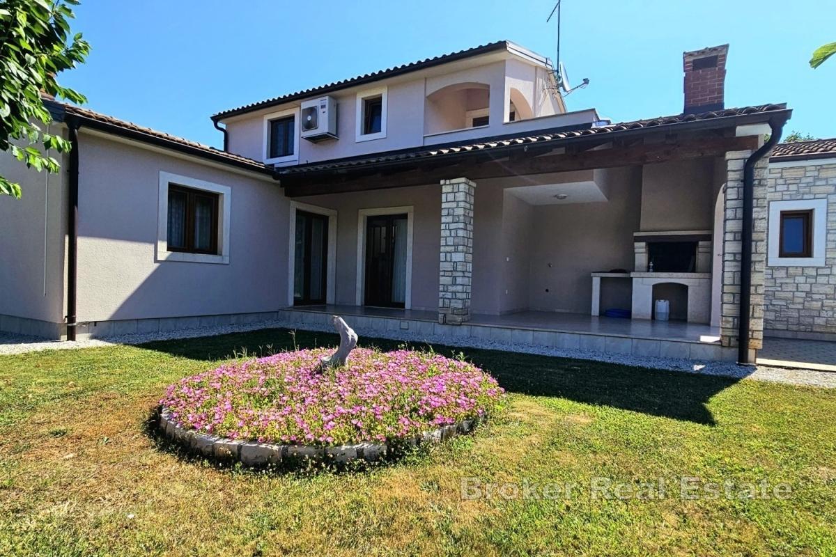 Casa con piscina e giardino paesaggistico