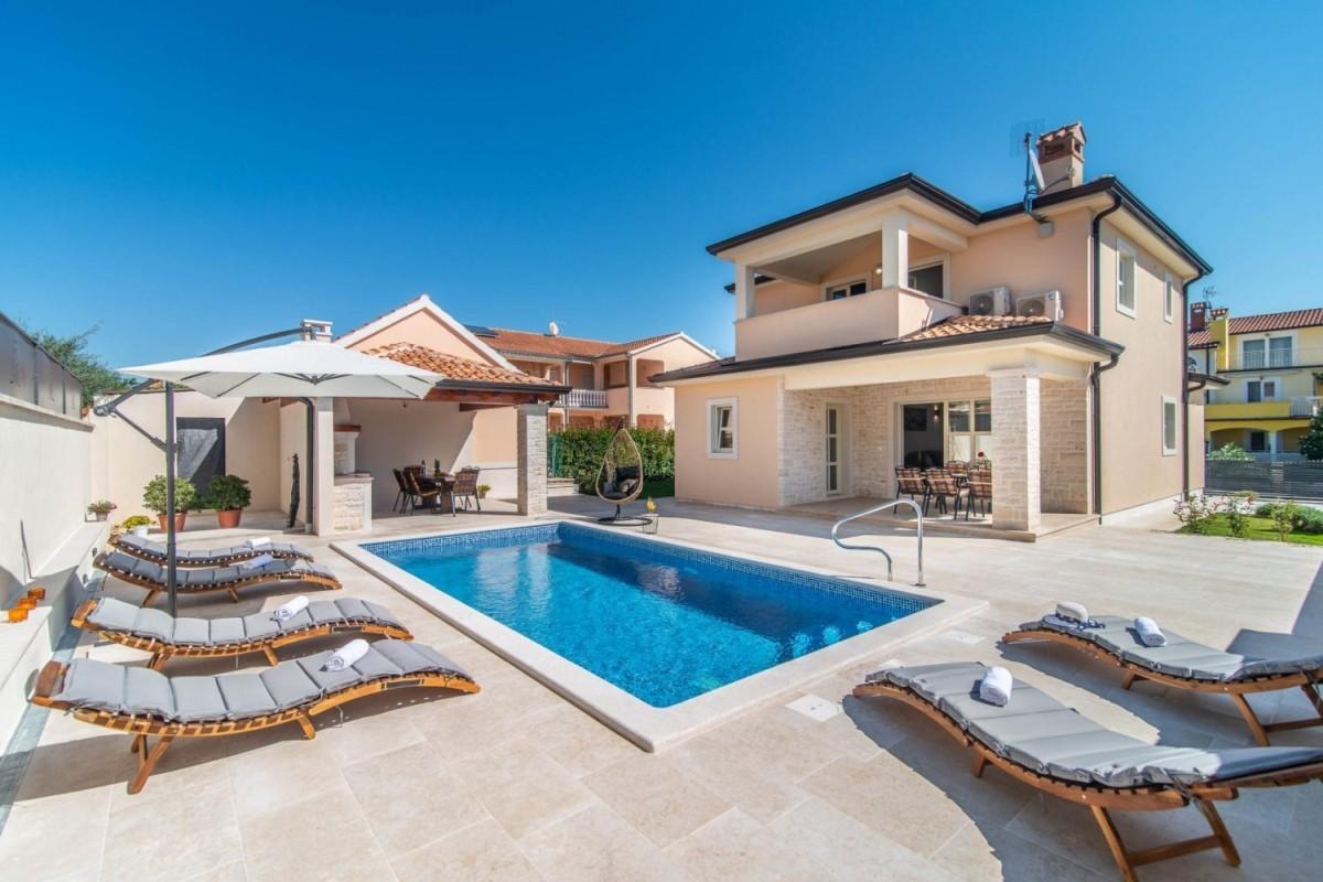 Modernes Haus mit Pool und gepflegtem Garten
