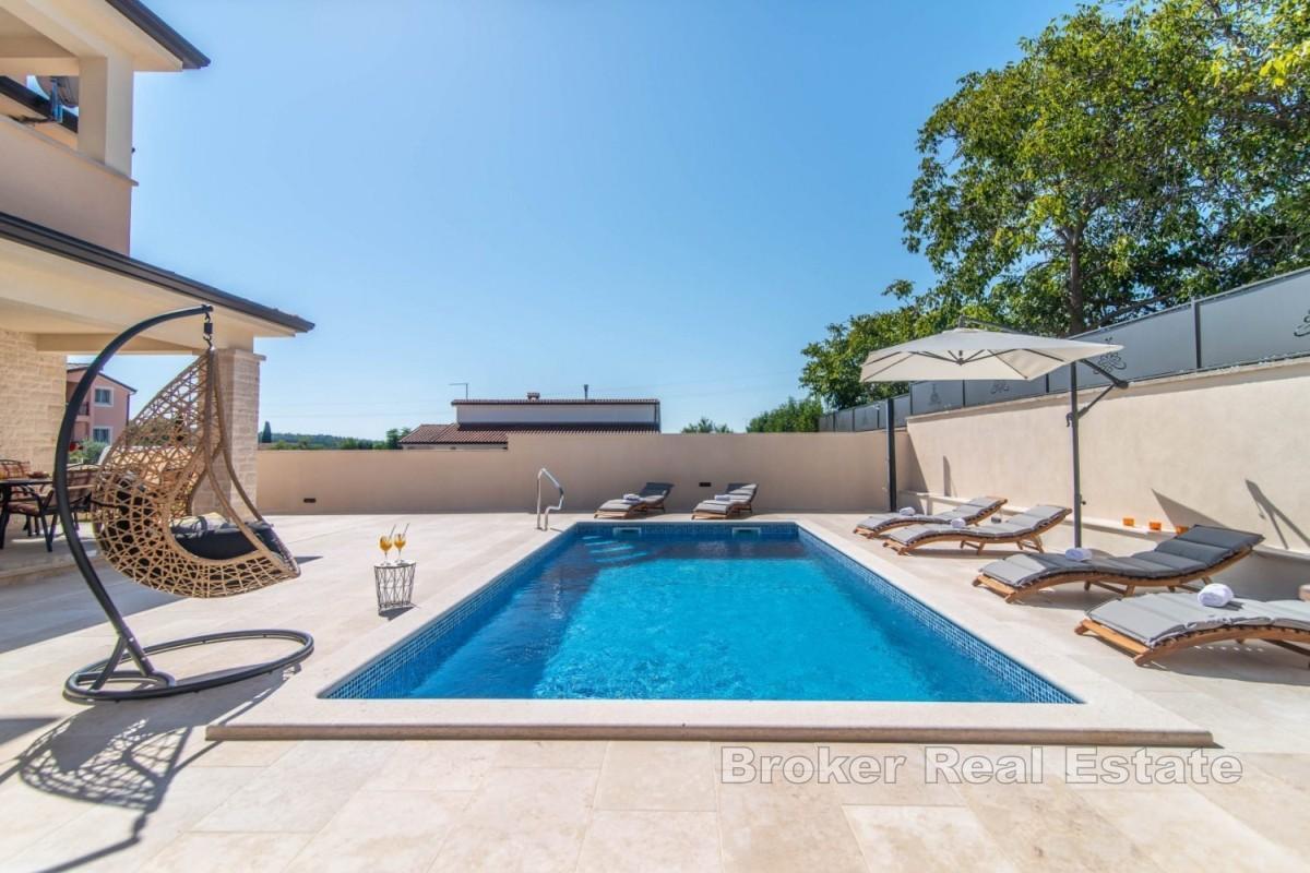 Modernes Haus mit Pool und gepflegtem Garten