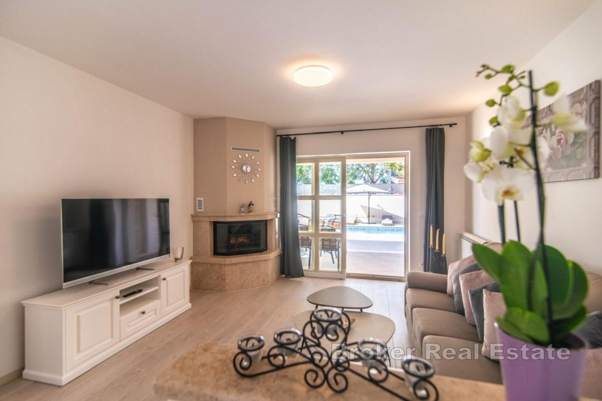 Modernes Haus mit Pool und gepflegtem Garten