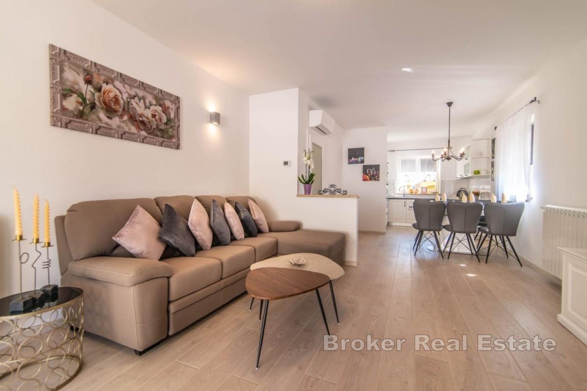 Modernes Haus mit Pool und gepflegtem Garten