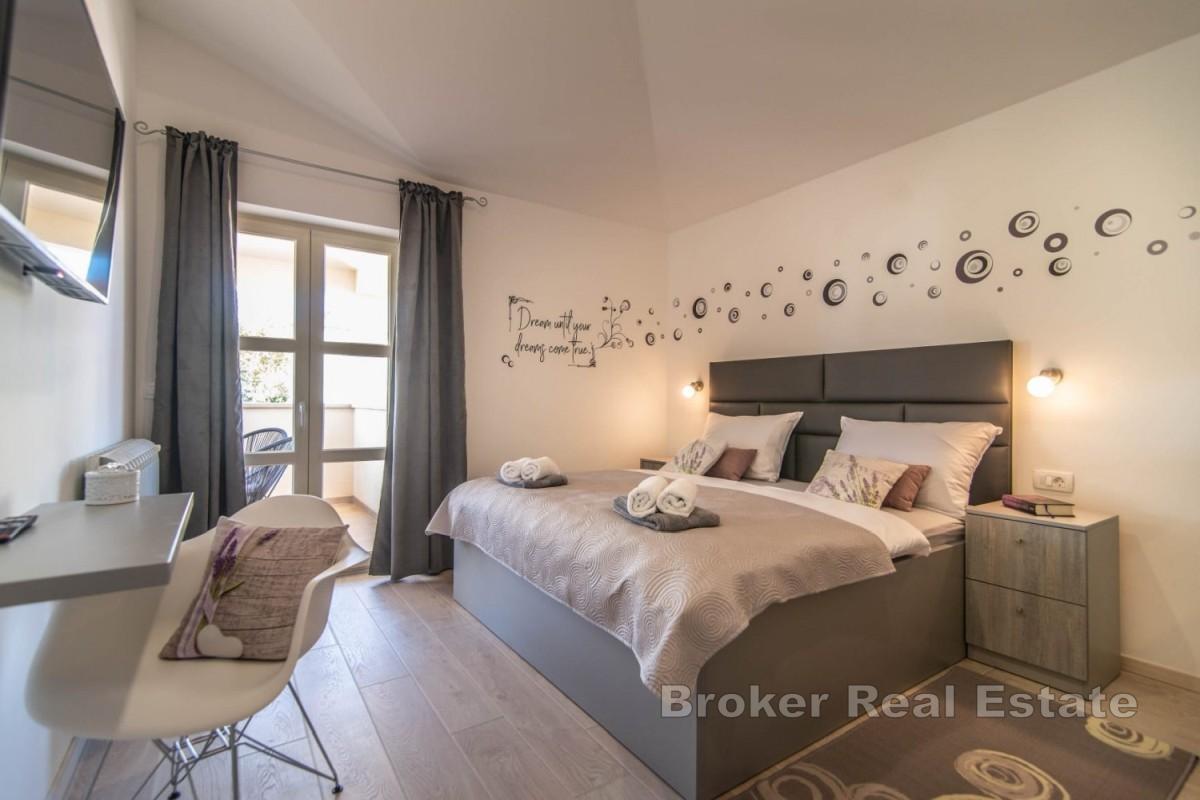 Modernes Haus mit Pool und gepflegtem Garten