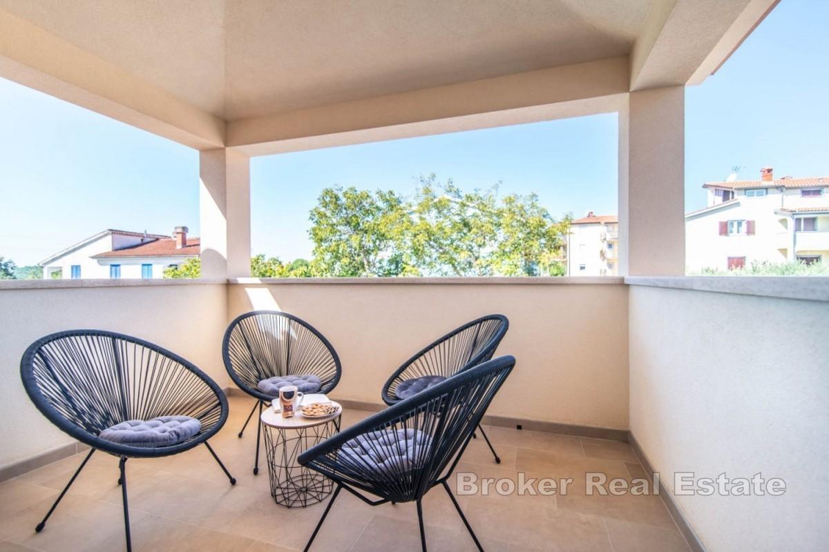 Modernes Haus mit Pool und gepflegtem Garten