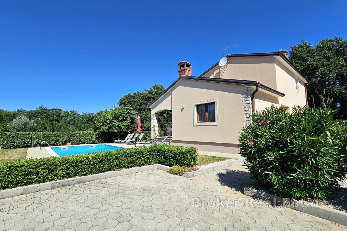 Maison familiale avec piscine et jardin paysager
