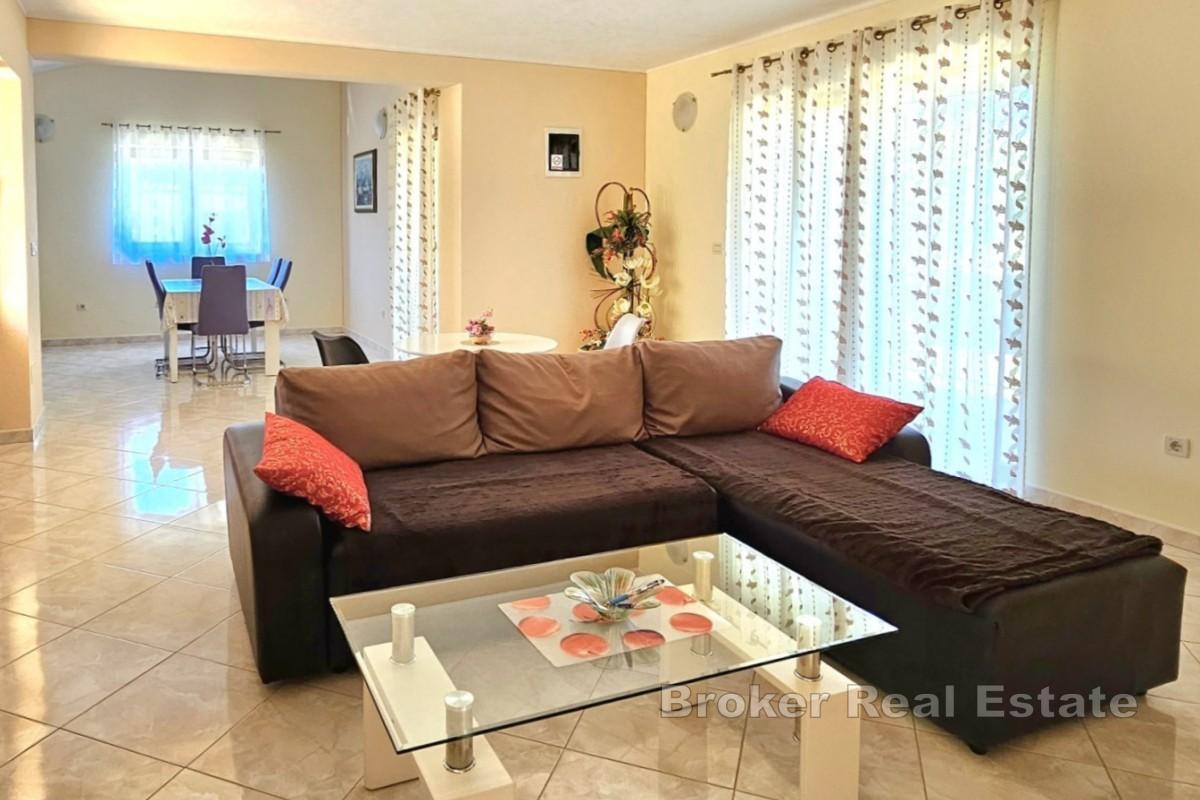 Maison familiale avec piscine et jardin paysager