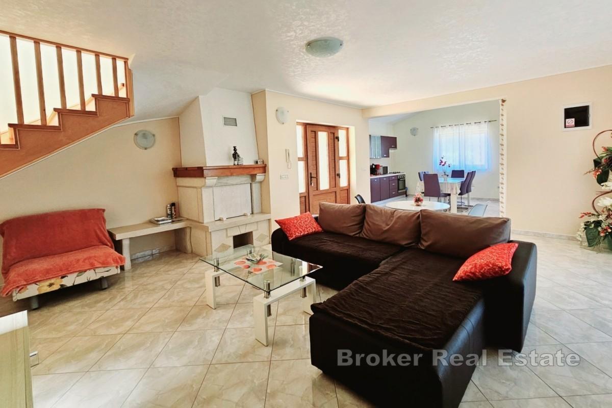 Maison familiale avec piscine et jardin paysager