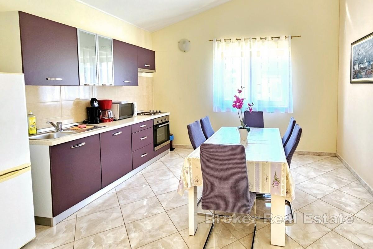 Maison familiale avec piscine et jardin paysager