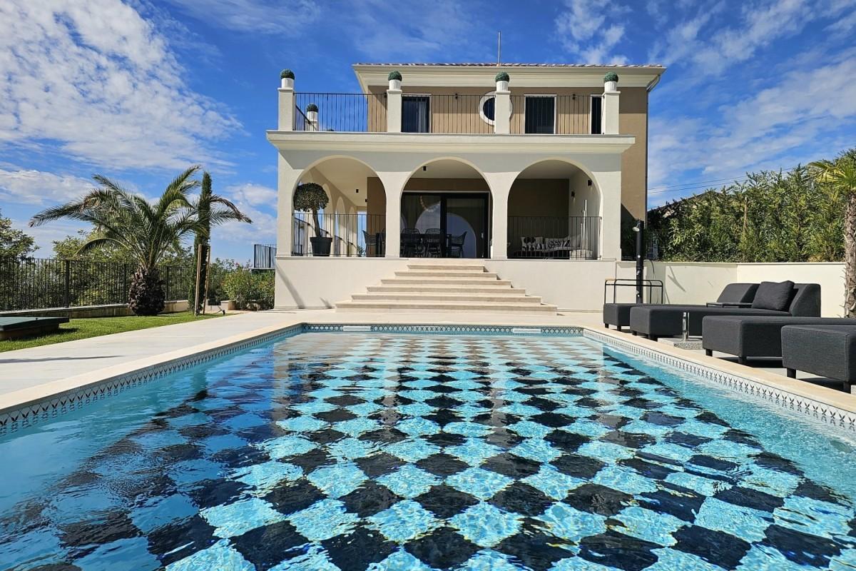 Elegante Villa mit Pool und Meerblick
